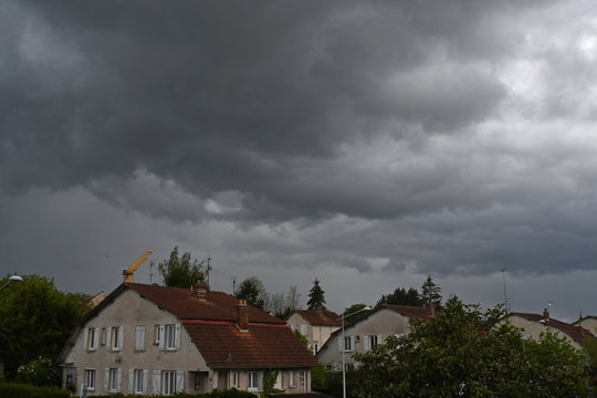 ciel mena&ccedil;ant sur la ville