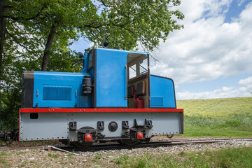 Vieille locomotive bleue dans la campagne