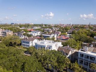 Obraz premium Aerial view of houses along the battery and White Point Gardens in Charleston, South Carolina.