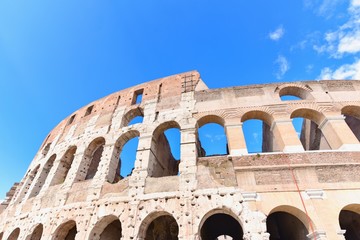 Obraz premium Facade of the Roman Colosseum in Rome, Italy