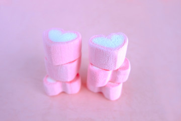 Obraz na płótnie Canvas Set of heart marshmallow on pink background, Heart marshmallow arranged as layers. Sweet background