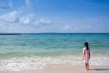 Fototapeta na wymiar Small girl looking out the ocean