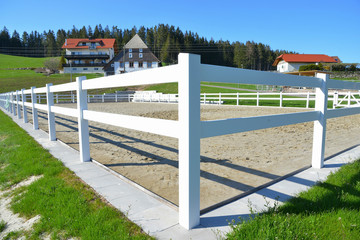 Moderner Reitplatz/Paddock mit weißem Kunststoff-Gatter im mittleren Schwarzwald 