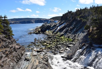 Fototapeta na wymiar rugged Newfoundland rocky coastline near Torbay
