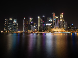 Obraz na płótnie Canvas Singapore skyline at night overlooking the river and business district