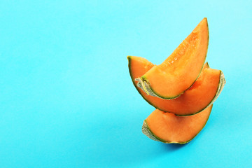 Melon coupé en tranches sur fond bleu