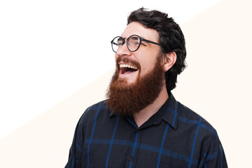 Obraz premium Photo of happy bearded guy, with broadly smiling over isolated background