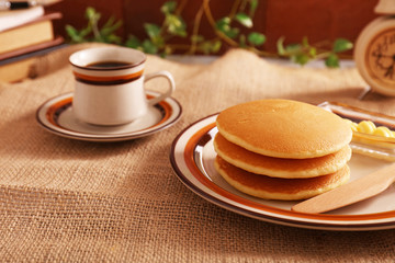 美味しそうなパンケーキとコーヒー