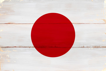 Flaga Japonii malowana na starej desce.