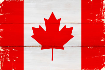 Flaga Kanady malowana na starej desce.