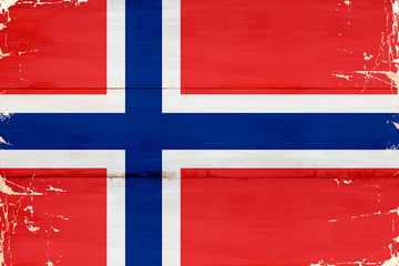 Flaga Norwegii malowana na starej desce.