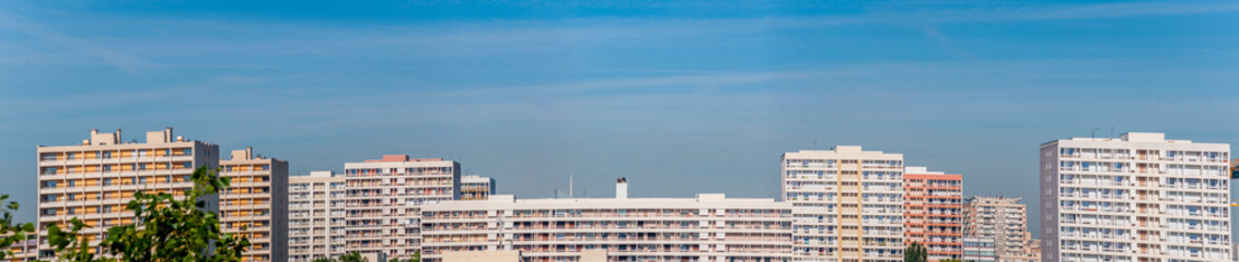 Panorama d'immeubles d'habitation de banlieue