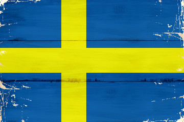 Flaga Szwecji malowana na starej desce. - obrazy, fototapety, plakaty