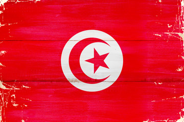Flaga Tunezji malowana na starej desce.