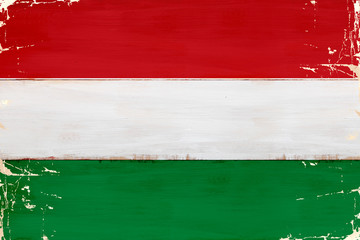 Flaga Węgier malowana na starej desce. - obrazy, fototapety, plakaty