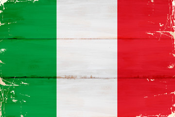 Flaga Włoch malowana na starej desce.