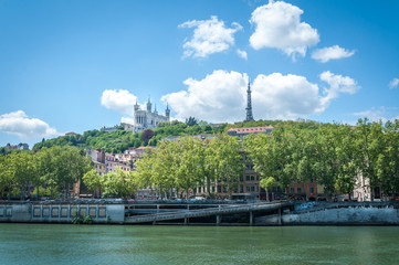 Vue g&eacute;n&eacute;rale des quais de Sa&ocirc;ne &agrave; Lyon
