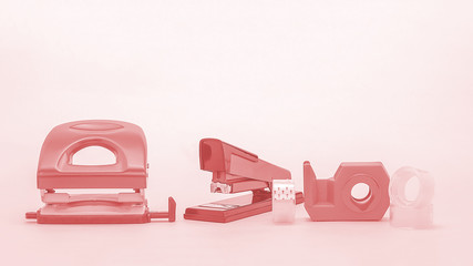 eingefärbtes Büromaterial in einer Reihe