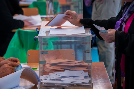 Urnas para votar en las elecciones democráticas