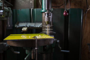 ボール盤で部品加工