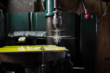 ボール盤で部品加工