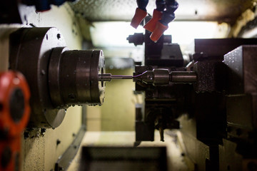 旋盤で部品加工