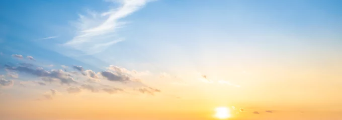 Foto op Plexiglas Ochtendgloren Blauwe lucht en oranje zonsondergangpanorama