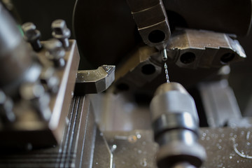 旋盤で部品加工