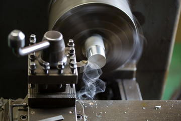 旋盤で部品加工