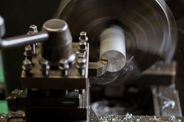 旋盤で部品加工