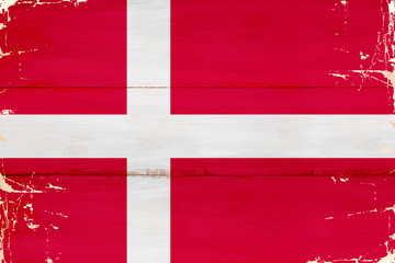 Flaga Danii malowana na starej desce.