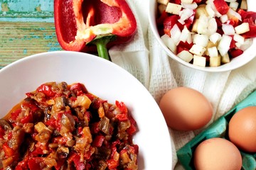 Pisto de pimiento, cebolla y berenjena con bol de verduras troceadas
