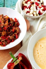 Preparación tortilla, huevo batido, pisto y verduras troceadas