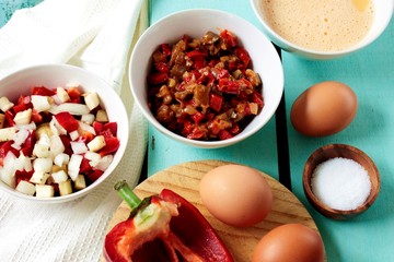 Pisto con bol de verduras troceadas