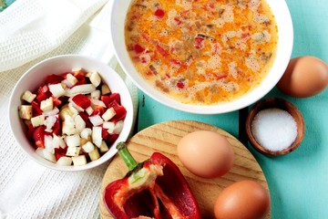 Preparación para tortilla de pisto con huevo batido.