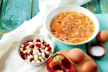 Preparado de tortilla de pisto con bol de verduras
