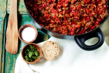 Paella de pisto con perejil y rebanadas de pan