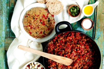 Tortilla de pisto con cacerola de pisto y bol con verduras