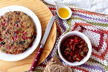 Tortilla y bol de pisto, crochet, madera, aceite.