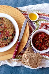 Tortilla de pisto con bol de pisto, madera y crochet