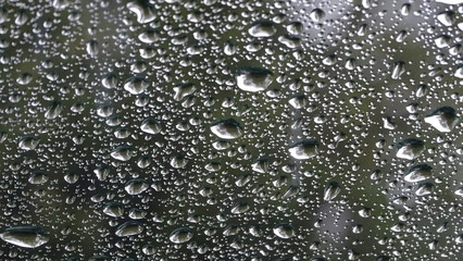 gotas de agua en cristales 