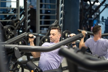 Strong man training in gym dorsal top train.