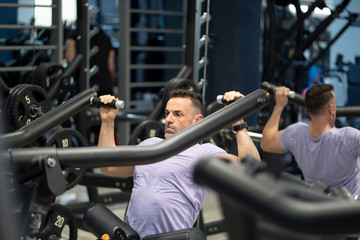 Strong man training in gym dorsal top train.