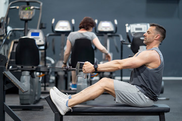 Strong man training in gym dorsal top train.