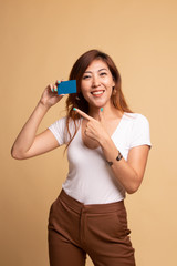 Young Asian woman point to a blank card.