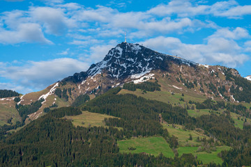 Obraz premium Kitzbühler Horn mit Schneeresten im Frühling