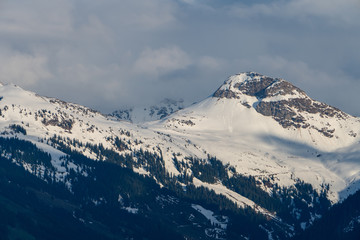 Fototapeta na wymiar Berggipfel mit Schnee