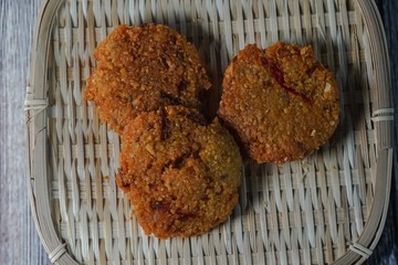 Vada (Vadai, Vadei) is a traditional South indians food. this Hot and spicy fritters are perfect as snacks and are hugely popular among malaysians