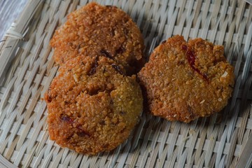Vada (Vadai, Vadei) is a traditional South indians food. this Hot and spicy fritters are perfect as snacks and are hugely popular among malaysians