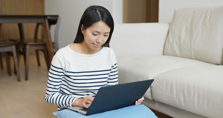 Naklejka premium Woman work on laptop at home